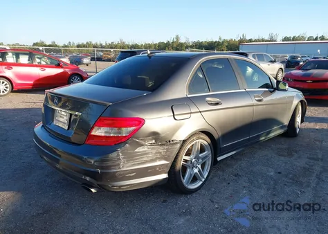 2010 Mercedes-Benz C 300 Luxury/Sport z USA, uszkodzony, nr VIN WDDGF5EB1AF411433